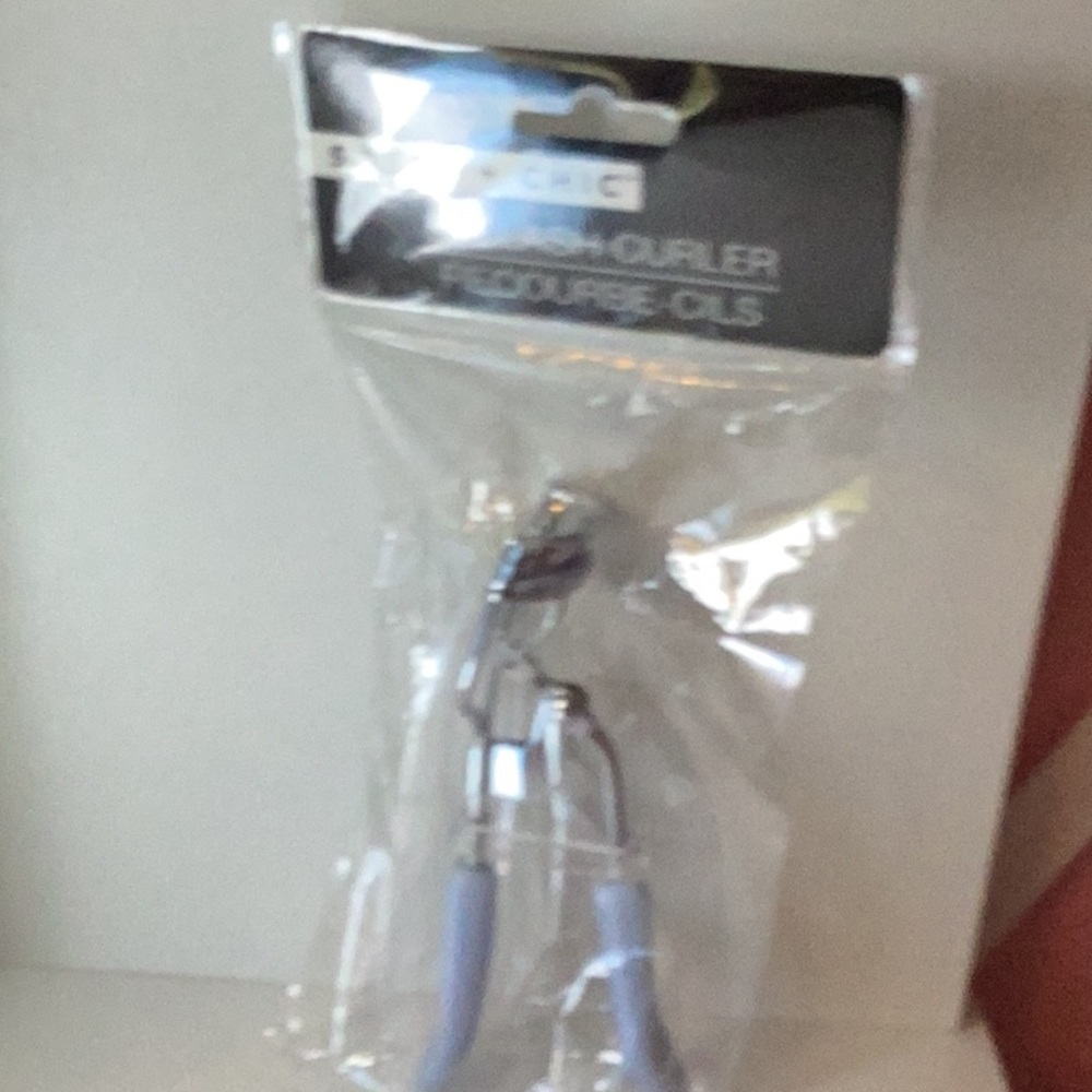 Eyelash curler